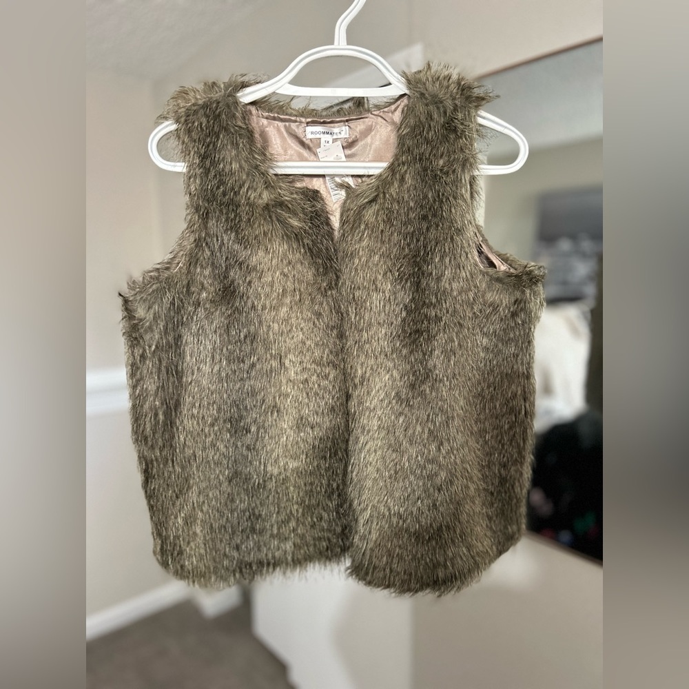 Roommates X-Large Faux Fur Vest